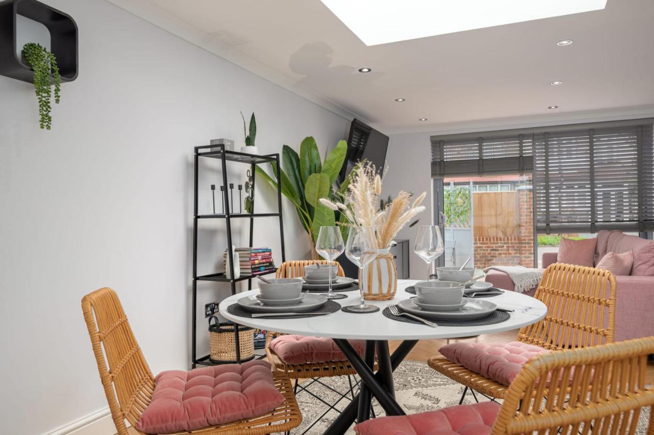 Guestready - Unique Home Near Wimbledon With Gorgeous Deck And Parking 런던 외부 사진
