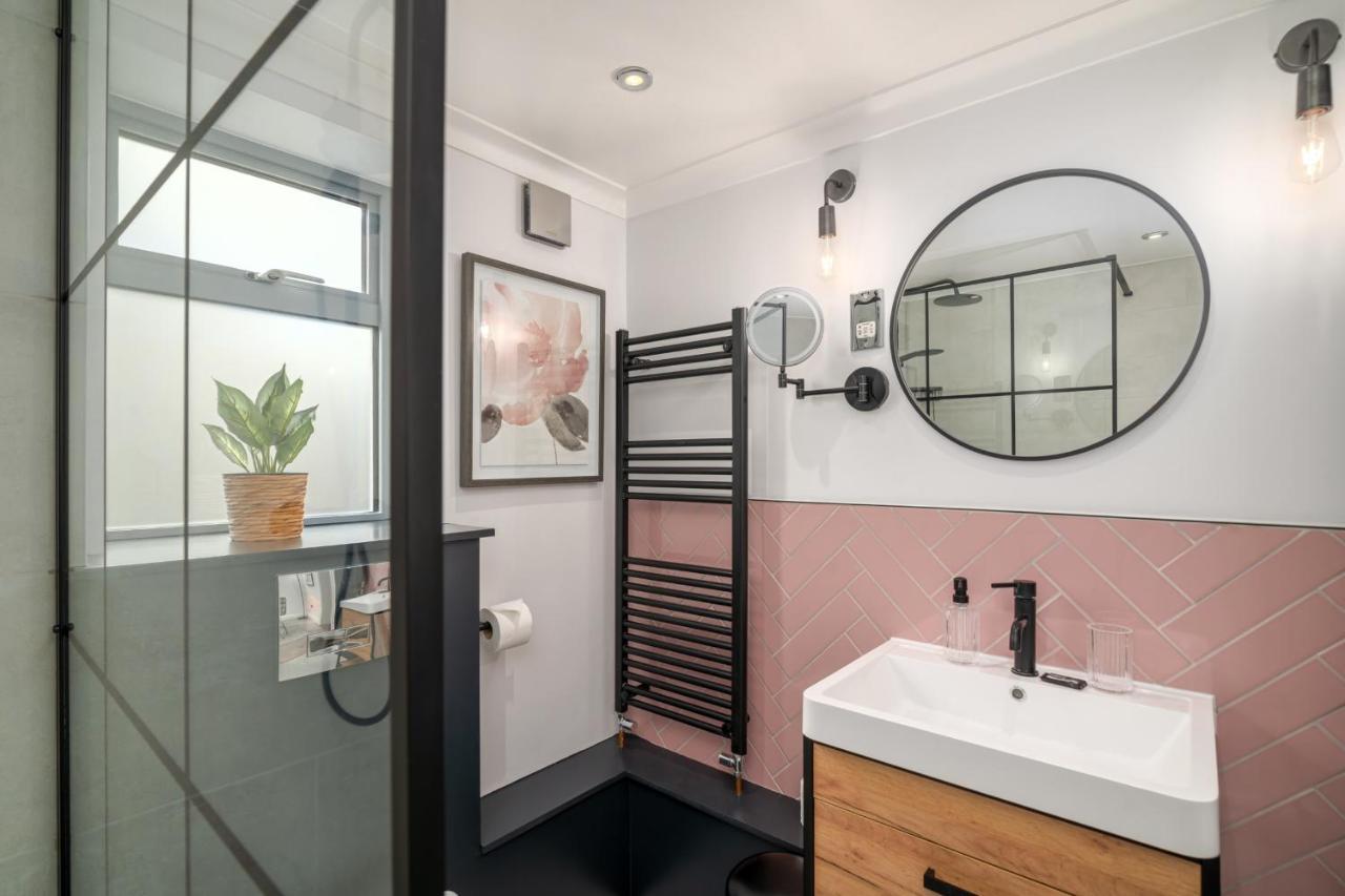 Guestready - Unique Home Near Wimbledon With Gorgeous Deck And Parking 런던 외부 사진