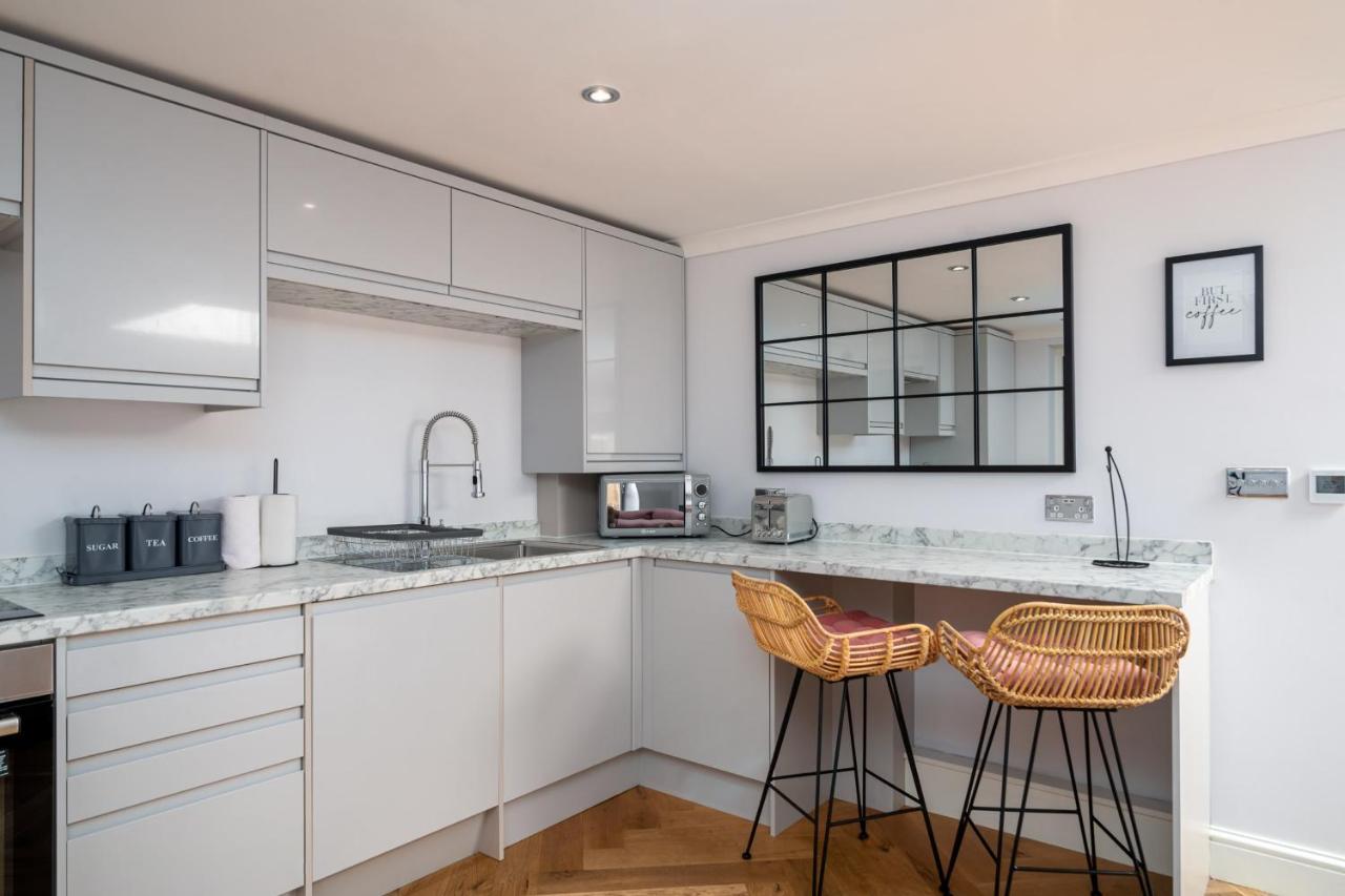 Guestready - Unique Home Near Wimbledon With Gorgeous Deck And Parking 런던 외부 사진